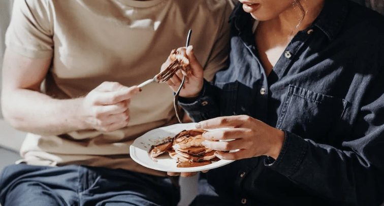 Ontdek een gezondere draai aan pannenkoeken met ons heerlijke recept voor luchtige kokosmeel pannenkoeken. Deze voedzame traktatie combineert de rijke smaak van kokos met een lichte, luchtige textuur. Geniet van een glutenvrij alternatief zonder concessies te doen aan de smaak. Perfect voor een heerlijk ontbijt of brunch.
