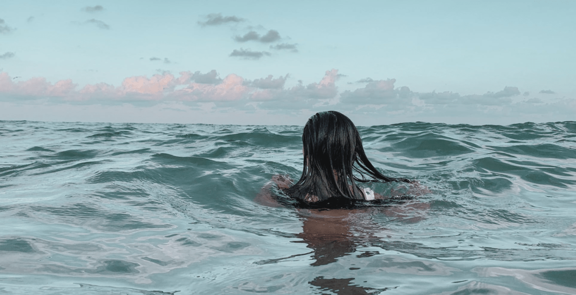 Dus waar wacht je nog op? Trek je zwemkleding aan, pak je zonnebrandcrème en maak je klaar voor een onvergetelijke duik in het natuurwater van Nederland. Vergeet niet je avontuur te delen op sociale media met de hashtag #NatureSwimNL - laten we de wereld laten zien hoe hip zwemmen in natuurwater kan zijn!