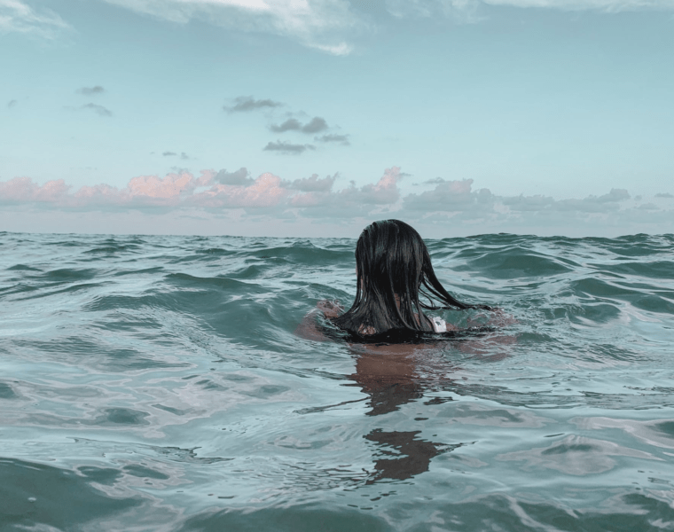 Dus waar wacht je nog op? Trek je zwemkleding aan, pak je zonnebrandcrème en maak je klaar voor een onvergetelijke duik in het natuurwater van Nederland. Vergeet niet je avontuur te delen op sociale media met de hashtag #NatureSwimNL - laten we de wereld laten zien hoe hip zwemmen in natuurwater kan zijn!