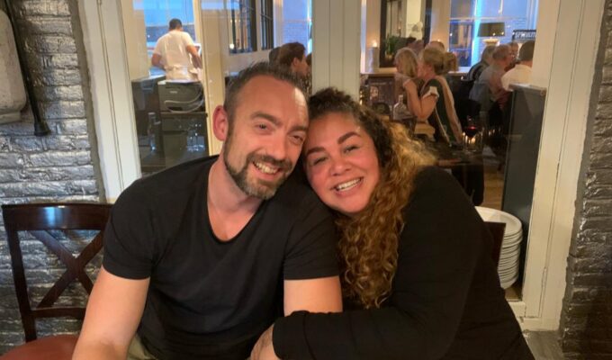 5 tips voor een sterke relatie - illustratie van een stel dat elkaar omhelst en lachend naar elkaar kijkt.