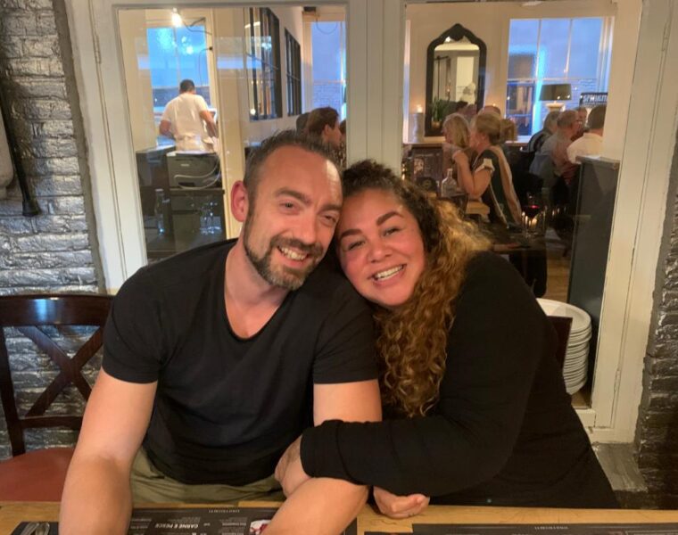 5 tips voor een sterke relatie - illustratie van een stel dat elkaar omhelst en lachend naar elkaar kijkt.