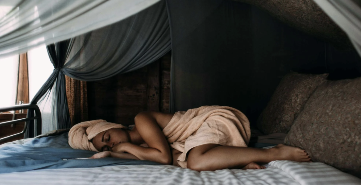 Persoon die ontspant met Ayurvedische kruidenbaden om lentevermoeidheid te verminderen.