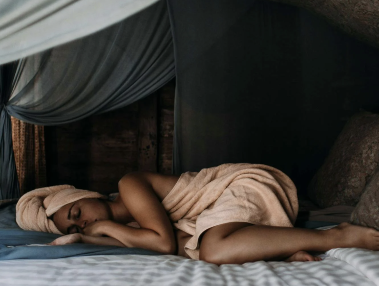 Persoon die ontspant met Ayurvedische kruidenbaden om lentevermoeidheid te verminderen.