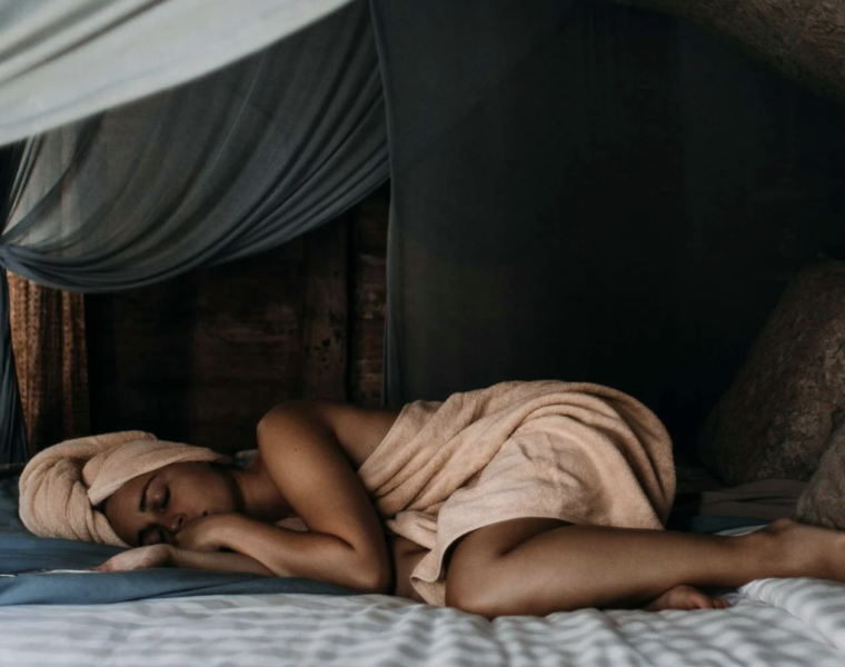 Persoon die ontspant met Ayurvedische kruidenbaden om lentevermoeidheid te verminderen.