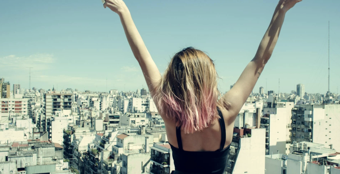 een vrouw die vrijheid voelt