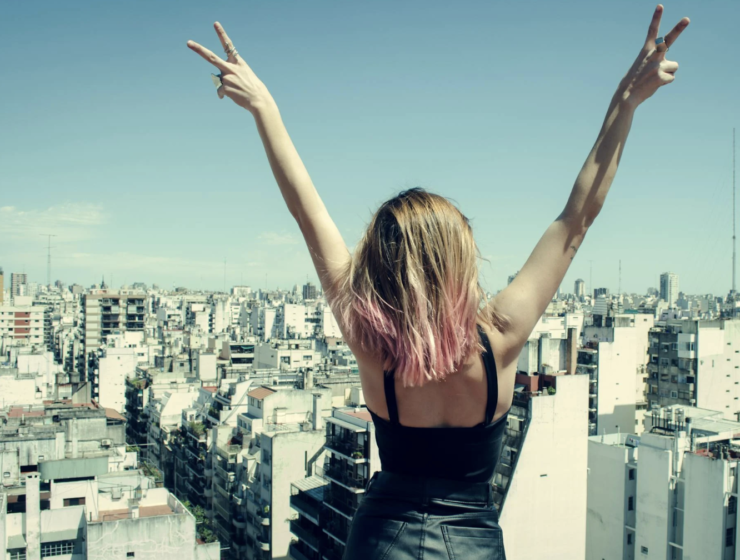een vrouw die vrijheid voelt