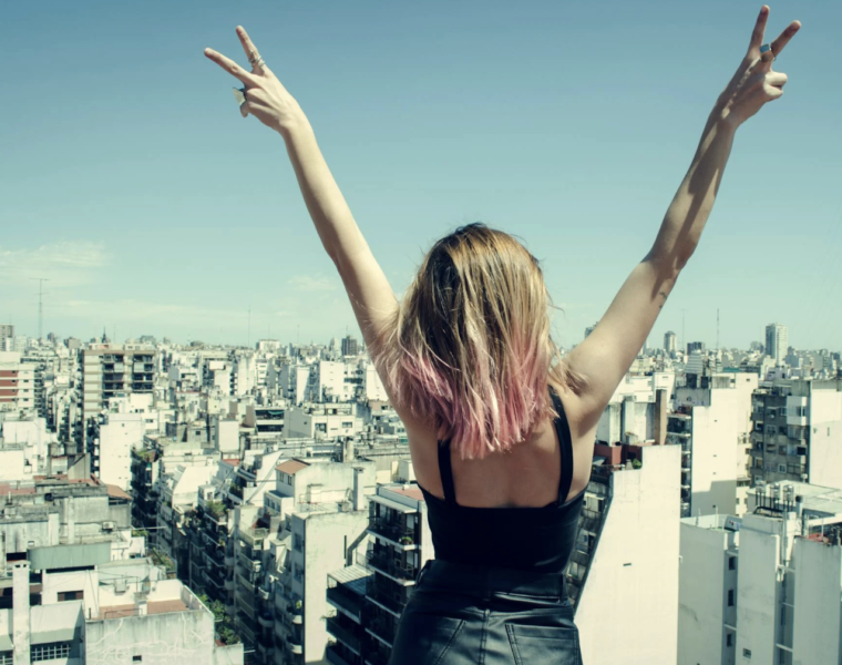 een vrouw die vrijheid voelt